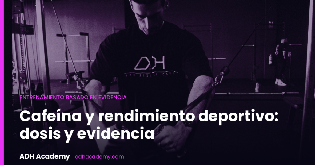 Entrenador con camiseta de ADH Academy realizando un ejercicio en la máquina de poleas de una sala de musculación