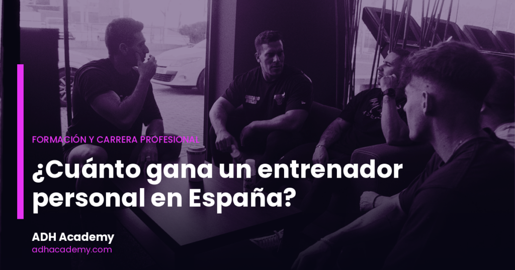 Grupo de entrenadores conversando sentados en la zona de descanso de un centro deportivo, con tratamiento duotono en tonos morados