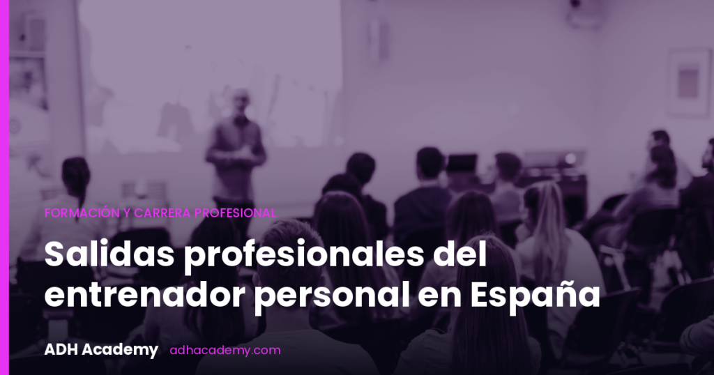 Aula de ADH Academy con asistentes de espaldas siguiendo la exposición de un ponente frente a la pantalla de proyección durante una formación presencial