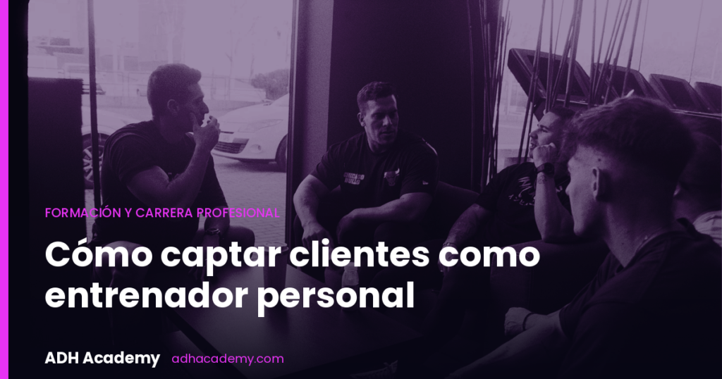Grupo de entrenadores conversando sentados en la zona de descanso de una sala de entrenamiento de ADH Academy