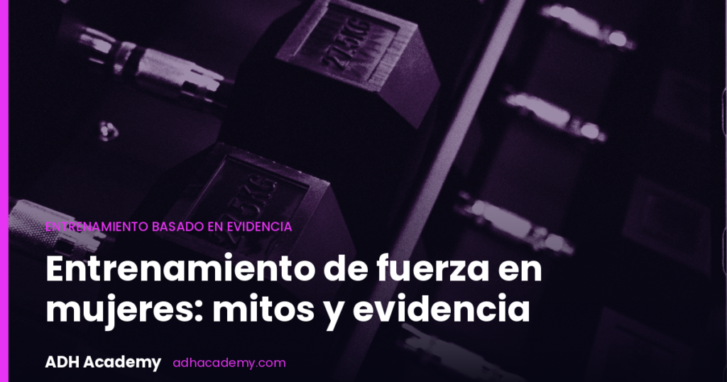 Rack de mancuernas ordenadas en la sala de entrenamiento