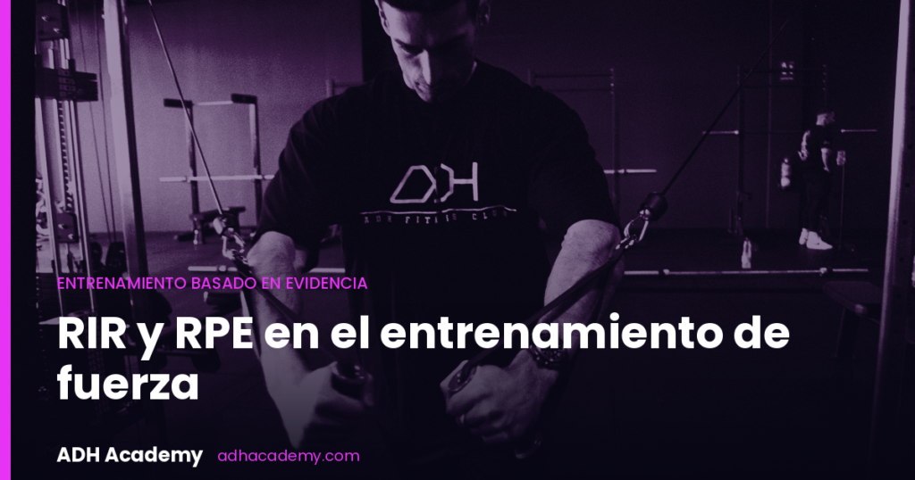 Deportista con camiseta de ADH Academy entrenando en una máquina de poleas en una sala de musculación en penumbra