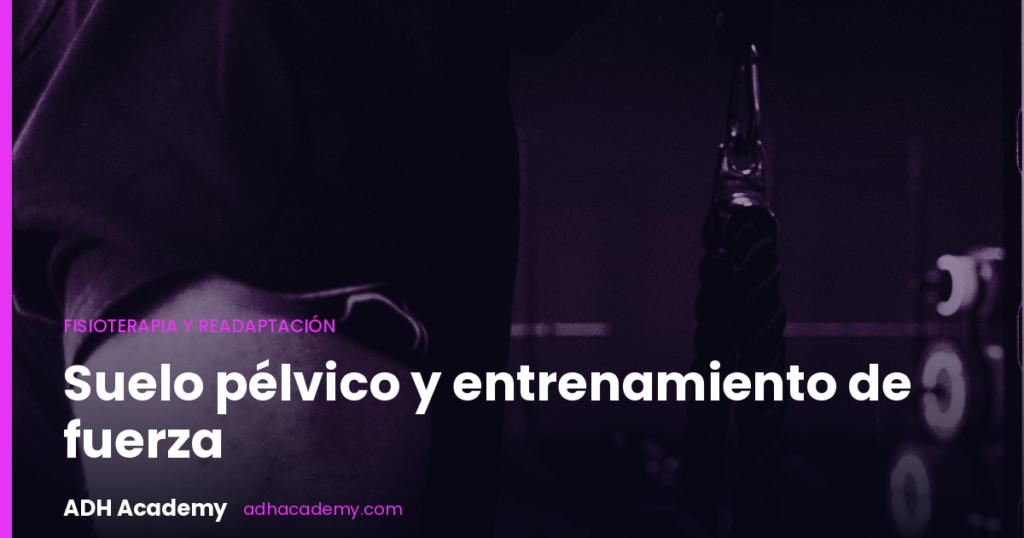 Persona entrenando el tren inferior en una polea de la sala de ADH Academy, con discos y máquinas al fondo, en tratamiento duotono oscuro